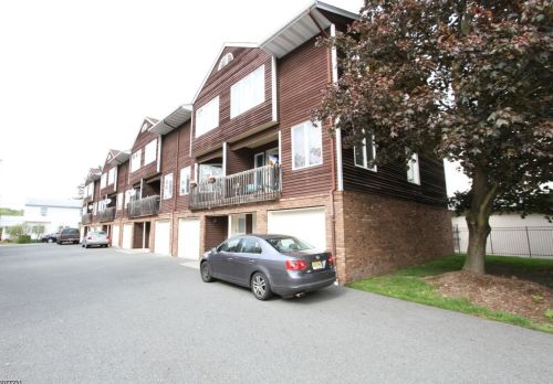 8 Leary Ave, Bloomingdale, NJ 07403-1652