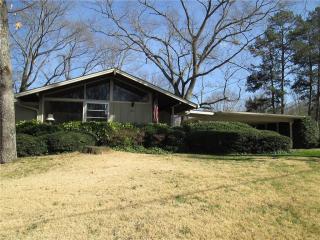 1321 Northwood Cir, Gainesville, GA 30501-1931