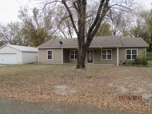 208 5th St, Grove, OK 74344-3447
