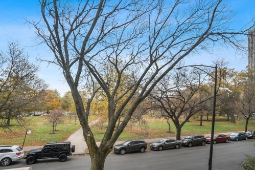 2440 Lakeview Ave, Chicago, IL 60614-2872