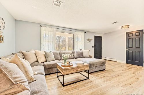 35 Nancy Dr, Wapping CT  06074-4244 exterior