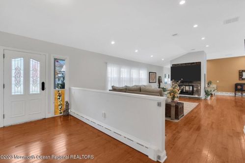 165 New Monmouth Rd, Middletown NJ  07748-2232 exterior