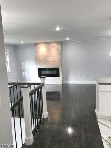14 Mast Rd, Hopatcong, NJ 07843-1417