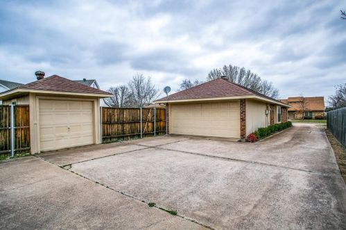 2008 Toulon Ln, Carrollton TX 75007-2204 exterior