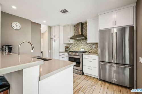567 Sunshine Cir, Palm Springs, CA 92264-8234