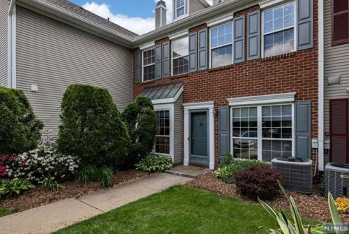 1021 Cumberland Ct, Mahwah, NJ 07430-1358