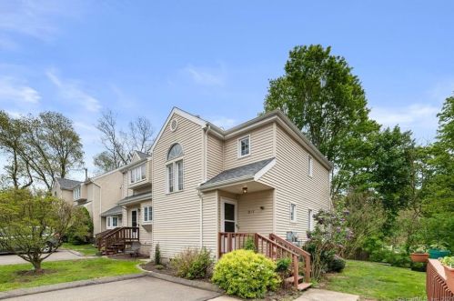 11 Meadow Ln, Middletown CT  06457-1658 exterior