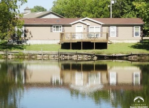9785 Westlake Rd, Ozawkie, KS 66070-4033