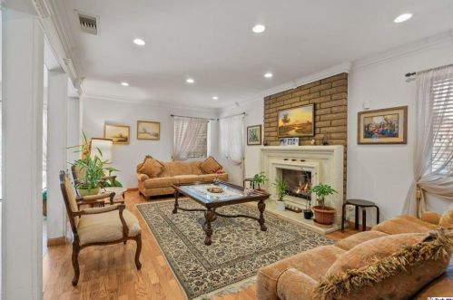 1998 Glenoaks Blvd, Glendale CA  91201-1644 exterior