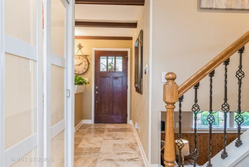 17 Circle Dr, Boulder Hill, IL 60538-2317