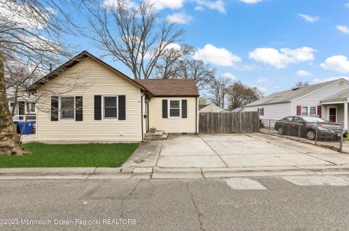 19 Neptune Pl, Middletown, NJ 07748-5749