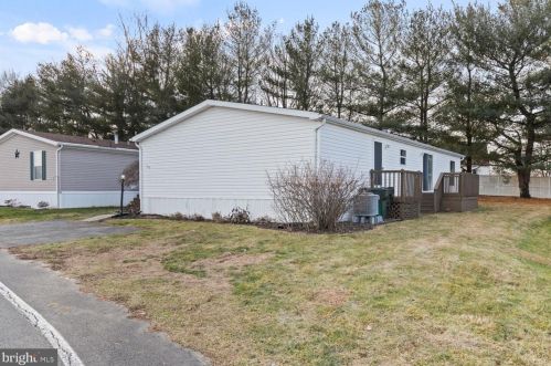 128 Greenbriar Cir, Lancaster, PA 17603-2166
