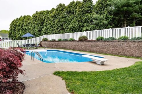 11 Bernadette Ln, Durham, CT 06422-2823