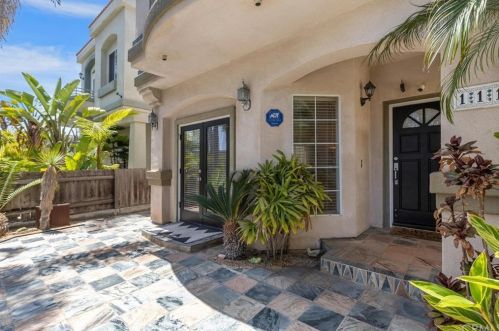 111 Huntington St, Huntington Beach, CA 92648-5224