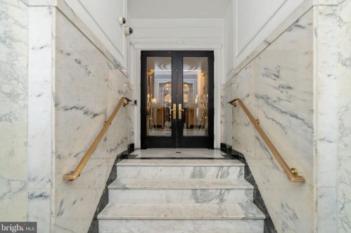 2201 Chestnut St, Philadelphia PA  19103-3046 exterior