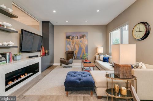 818 4th St, Philadelphia, PA 19147-3104