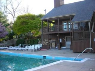 271 Sunwood Dr, Huntington CT  06484-3885 exterior
