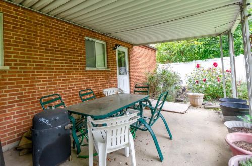 8974 Daly Rd, Cincinnati OH 45231-4637 exterior