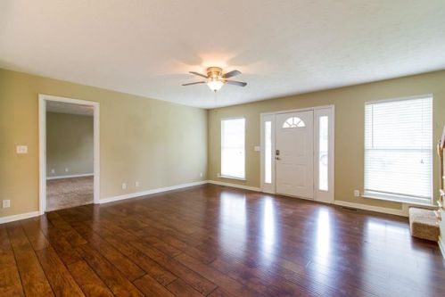 2041 Lockwall Dr, Chapmansboro, TN 37035-5440