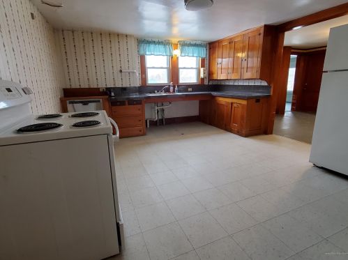 9 Spring St, Norway, ME 04268-5603