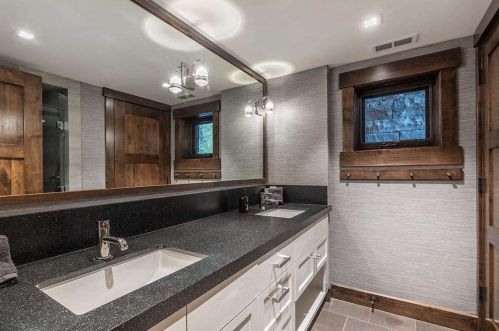 8208 Valhalla Dr, Truckee CA  96161-4296 exterior