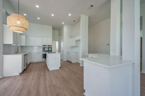 2502 Crosslands Dr, Garland TX  75040-3839 exterior