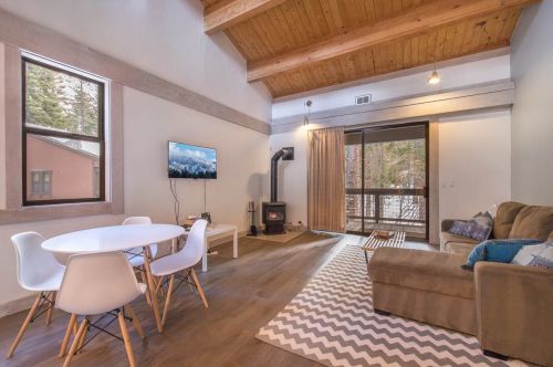 3153 Aspen Grove Rd, Truckee, CA 96161-4206