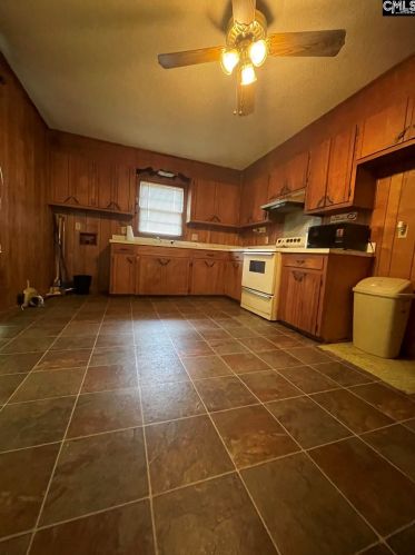 621 Qualls Rd, Smallwood, SC 29130-9037