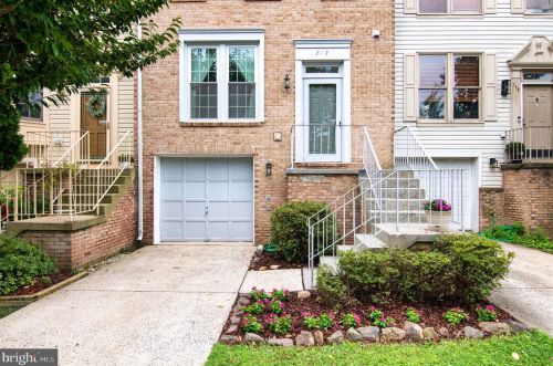 717 Herndon Woods Ct, Herndon, VA 20170-5136