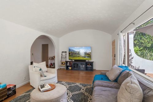 2028 Rangeview Dr, Glendale CA  91201-1146 exterior