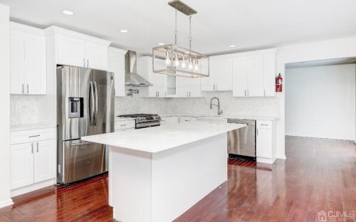 1 Paddock Ct, Edison, NJ 08820-2985