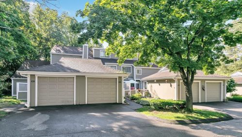 5 Country Walk, Huntington, CT 06484-5327