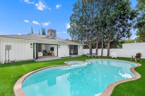 5261 Allott Ave, Van Nuys CA  91401-5902 exterior