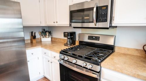 8113 Doe Mdw Dr, Austin TX  78749-2866 exterior