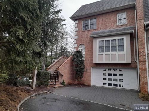 120 Stonegate Trl, Cresskill, NJ 07626-2431