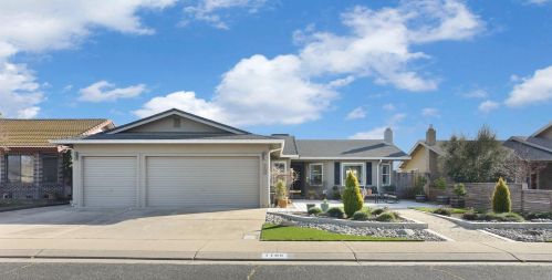 1106 Pinot Noir Dr, Lodi, CA 95240-7410