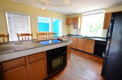 2 Yvonne St, Nashua, NH 03060-3047