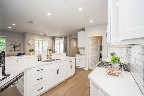 72 Salton, Irvine CA  92602-2425 exterior