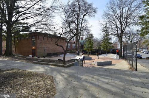 1221 Pinecrest Cir, Silver Spring MD 20910-1626 exterior