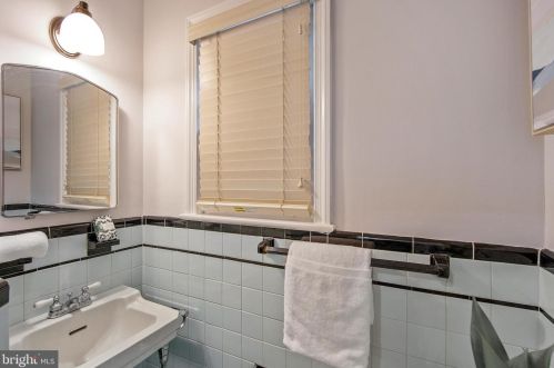 1524 Red Oak Dr, Silver Spring MD 20910-1549 exterior