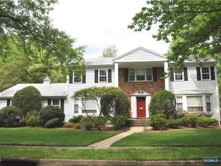 575 Blauvelt Dr, Oradell, NJ 07649-1204