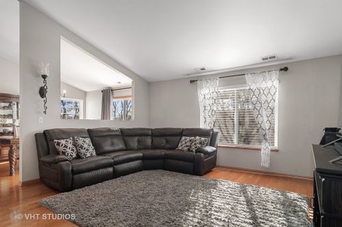 257 Nicole Dr, South Elgin, IL 60177-3607