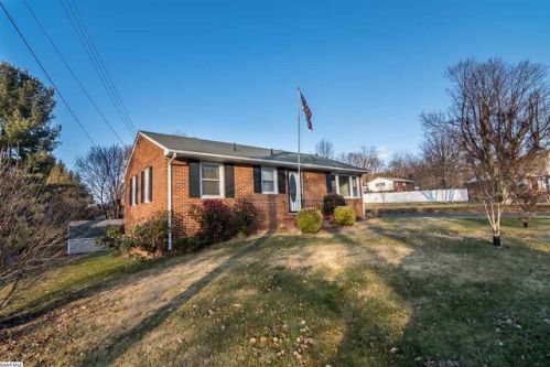 15 Lynnhaven Dr, Staunton, VA 24401-2257
