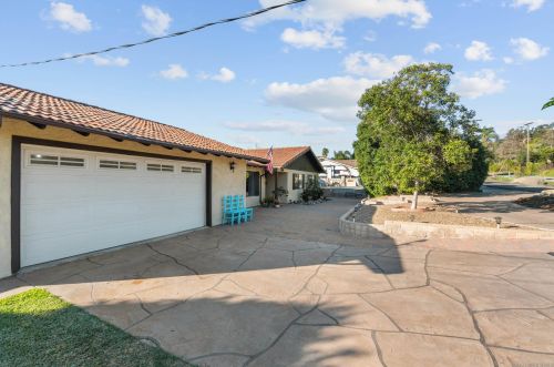 1005 Hardell Ln, Vista, CA 92084-6632