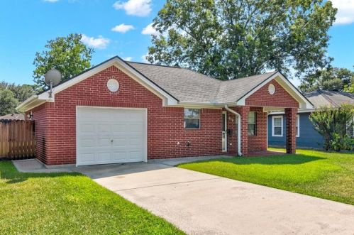 616 9th St, Nederland, TX 77627-2640