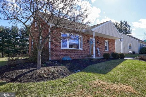 72 Dew Drop Rd, York, PA 17403-5106
