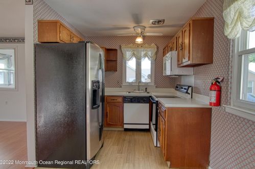 164 Hudson Pkwy, Lakehurst, NJ 08759-6311