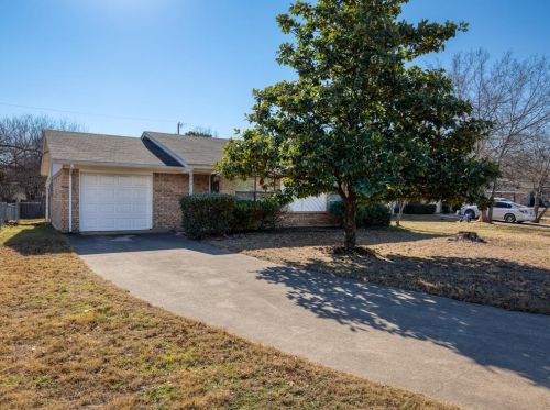 840 James St, Azle, TX 76020-2624