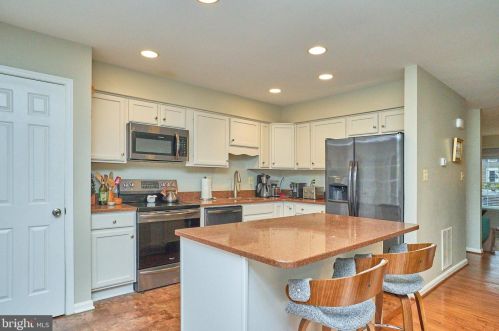 6740 Sunset Woods Ct, Springfield VA  22015-4241 exterior