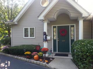100 Elm St, Allendale, NJ 07401-1523